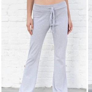 Brandy Melville lågmidjade mjukisbyxor - Superfina gråa byxor från Brandy Melville. Färgen är slutsåld i modellen ”Hillary Yoga Pants” och går därför inte att köpa längre. Endast använda ett fåtal gånger o i ny-skick. Egna bilder på byxorna kan tas först på måndag då jag är bortrest💕Nypris: $32