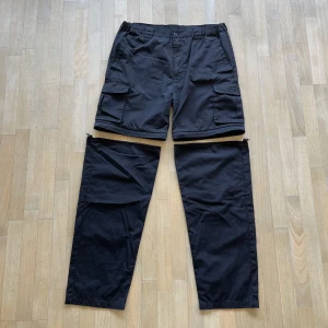 Gamla Cargobyxor/shorts - Cargos? Shorts? vrf inte båda :) Köptes på secondhand för typ 2 år sedan. Dessa är L och motsvarar 34/34, sitter rätt baggy och ni ser på tredje bilden var varje del slutar 👍🫶
