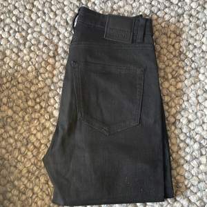 Thursday black  Smala jeans med stretch  Nypris: 550kr  I nyskick 