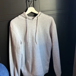 Hoodie  - Grå hoodie bra skick 