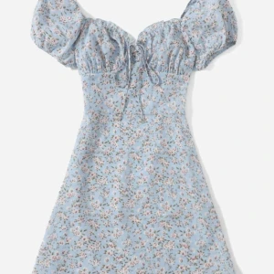 Blå klänning med blommor - Supersöt klänning från shein. Kvaliteten är faktiskt väldigt bra. Aldrig använd då den är förliten för mig. Skulle haft den på skolavslutningen😍 Köptes för 130kr❤️