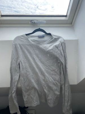 Ralph Lauren tröja - Grå Ralph Lauren tröja i storlek L. Den är som en S/M. Gratis frakt vi Tise 