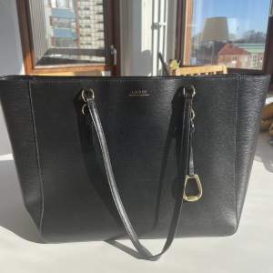 Ralph Lauren Tote Bag stor modell 27 cm hög 44 cm bred  14 cm djup   Nypris ca 2400 Knappt använd, helt i nyskick!  Finns vid Göteborg  Kan skickas mot att köparen betalar frakt 