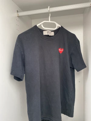 Cdg t-shirt - Cdg t-shirt i fint skick. Storlek L men den passar till S