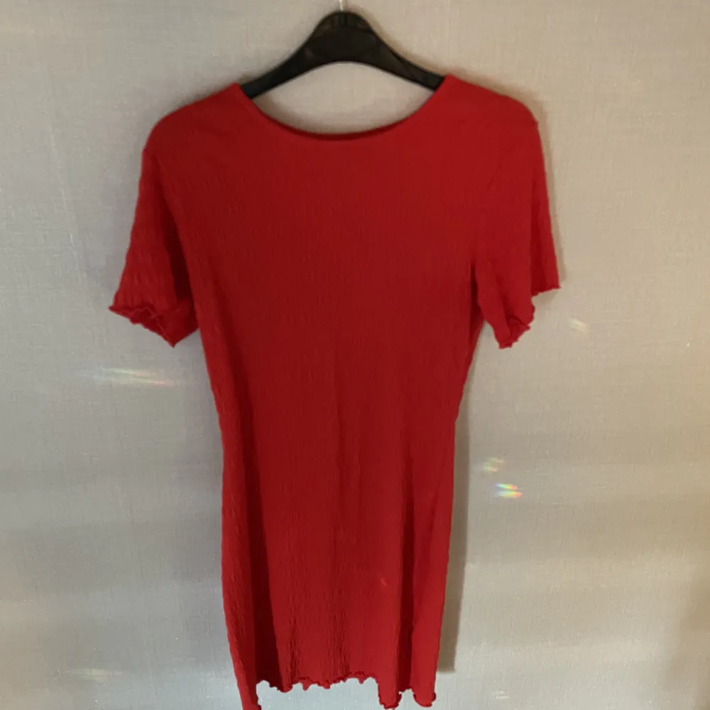 Säljer min röda ribbade klänning, passar jättebra nu till sommaren💓 (köparen står för frakt). Klänningar.