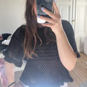 Tröja - Så söt tröja från Mango! Den är svart genomskinlig med volang ärmar.💞
