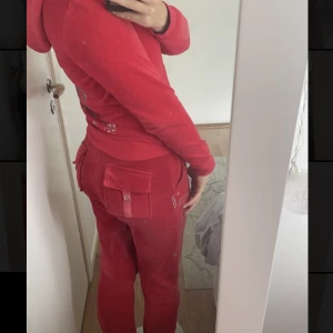 Juicy couture byxor - Säljer mina juicy byxor i den gamla modellen. De är även lågmidjade. Säljer då de inte kommer till användning men i jättefint skick. Skriv gärna för frågor eller fler bilder💕