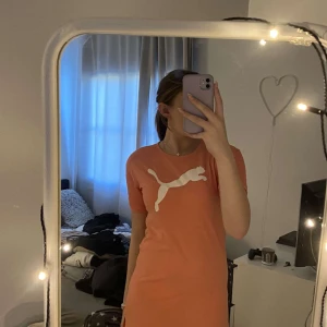 Klänning  - Rosa puma klänning! Nyskick! Väldigt skön och passar ålder 12-14 men skulle säga att den sitter som en S ungefär! 