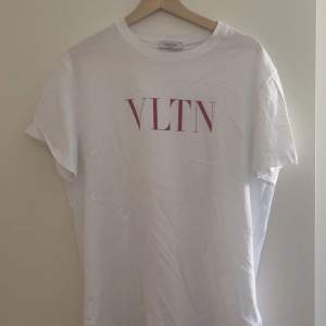Oanvänd valentino T-shirt nypris 4400. Skick 10/10 (oanvänd)