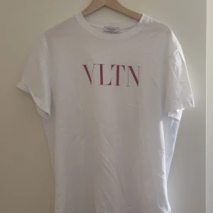 Valentino T-shirt  - Oanvänd valentino T-shirt nypris 4400. Skick 10/10 (oanvänd)
