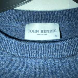 Tjena, jag säljer min John Henric pullover tröja. Den är i ganska gott skick 7/10. Tröjan är i storlek s men är mindre än vanligt så den passar både s och xs. Pris kan diskuteras. Hör av dig om du är intresserad!