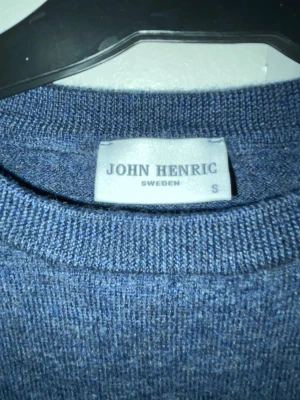 John Henric pullover - Tjena, jag säljer min John Henric pullover tröja. Den är i ganska gott skick 7/10. Tröjan är i storlek s men är mindre än vanligt så den passar både s och xs. Pris kan diskuteras. Hör av dig om du är intresserad!