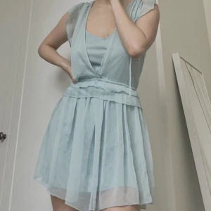 Mango klänning mesh - Klänning ifrån mango storlek M. Superfin sommarklänning som ej gör sig rättvis på bild! För liten på mig. Köpt i Spanien för några år sen. Snygg med en bralett under. Finns en underklänning till själva meshklänningen. Volanger, mintfärgad ❤️