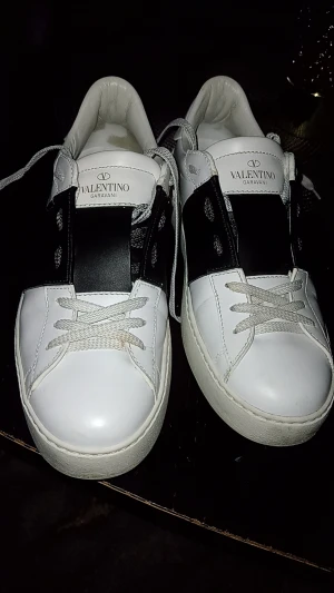 Valentino skor  - Hej!  Jag säljer några par Valentino garavani skor  Skorna är helt äkta  har använt dem 10-10 gånger Och jag byter gärna byta mot Moncler jacka svart/blå/
