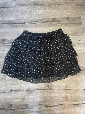 Säljer denna somriga kjol då jag inte använder den längre, är i stl L och den är väldig stretchig så den passar även XL! Säljes för 90 kr, frakt tillkommer❤️