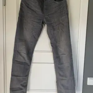 Lee jeans W31 L33. Skick 9/10. Legat vikta länge, därav skrynkliga.