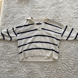 Randig tröja - Säljer denna fina randiga tröja från hm. Använt 1 gång och strlk s, jag på bilden är 170cm. Frakt tillkommer💞