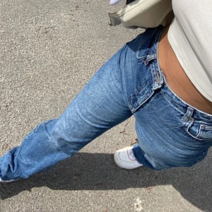 Jeans från NAKD - Mörkblåa rak/vida jeans från NA-KD. Köptes för 2år sen. Stl. 36/38. 250kr, då de är i sjukt bra skick. 