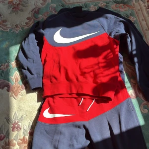 Nike dress - Nike dress i st M, kan passa S ifall man gillar det pösigt. Passar bra med skorna som är helt oanvända. E man intresserad av skorna också kan vi komma överens pris på dm. Vill man enbart ha en utav plaggen kan vi även diskutera det på dm.