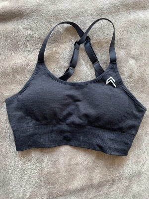 Oner active sportbh - En sport-bh från Oner active i strl S. Den har uttagbara pads och justerbara band i svart🤍 använd fåtal gånger