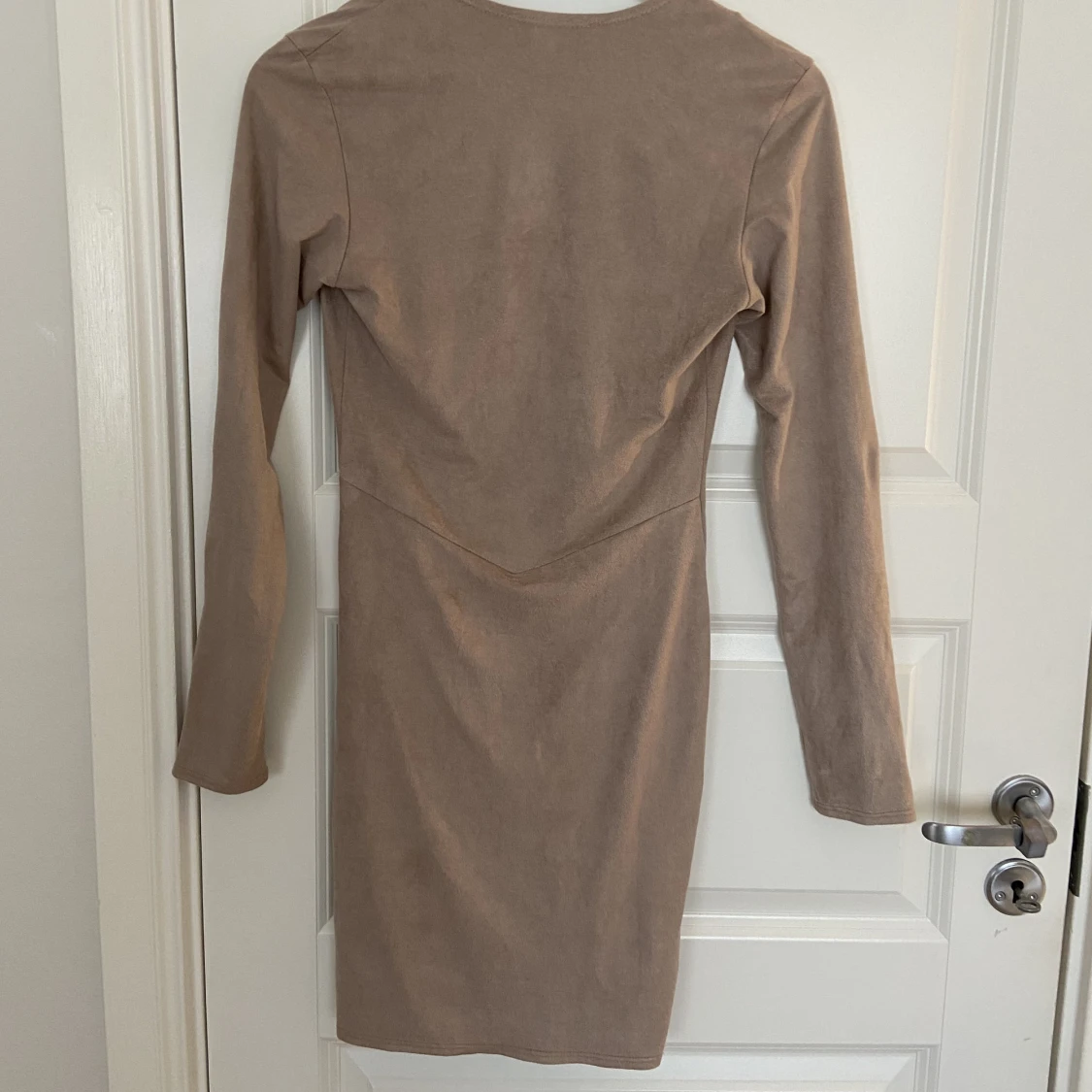 En beige/ brun klänning  - 90