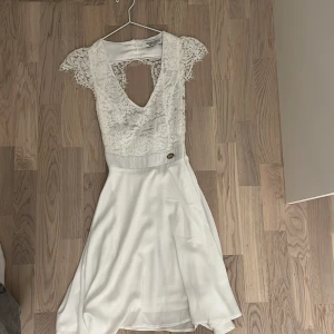 Vit klänning - Vit klänning som passar perfekt som studentklänning! 