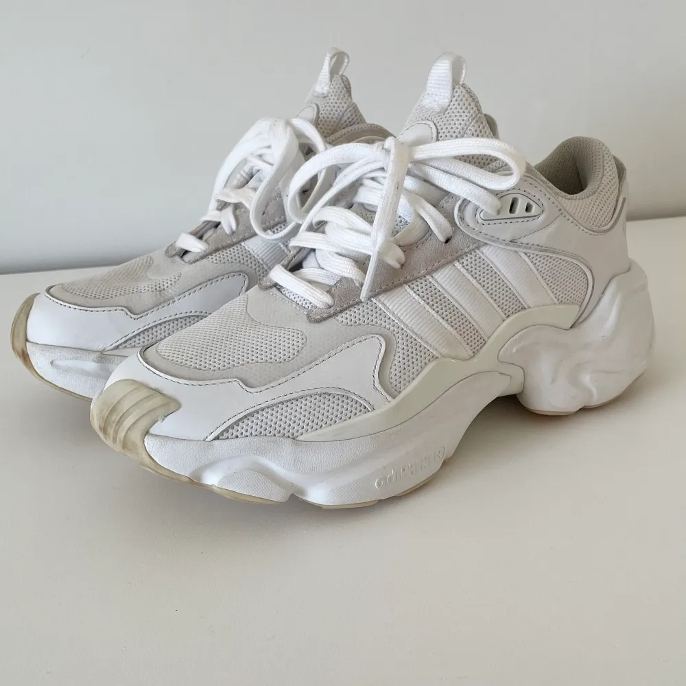 Adidas adiprene plus skor i storlek 39 1/3.  Köptes för några år sedan men har inte kommit till användning.    Finns möjlighet att mötas i antingen Borås eller Göteborg.     (Annonsen finns även uppe på marketplace). Skor.