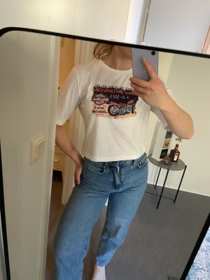 Rockig tisha - Tshirt med lite längre ärmar än vanligt, otroligt mjukt material som flowar 😍🌸 