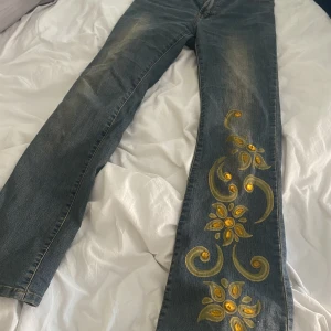 Jeans med skit cool detalj - 70- tals jeans  Midja:26-27 Längd:32