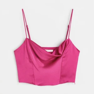 rosa partytopp <3 - säljer denna rosa party topp då den inte längre är min stil, väldigt fin dock och perfekt till fest eller för varmt väder som på sommaren :)) originalpriset var 199 men jag köpte den på rea för 100 kr