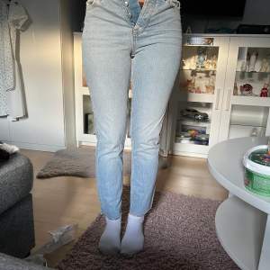 Jeans från Gina tricot, st 34 och jag är 168 cm, de är kortare på mig ( frakt ingår ej )