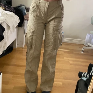 Cargo byxor  - Ostyrkta beiga cargo byxor, med stretchig midjeband! 