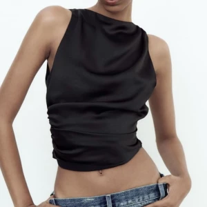 Topp med öppen rygg - Säljer den här fina toppen med öppen rygg då den är för stor på mig😩 aldrig använd 