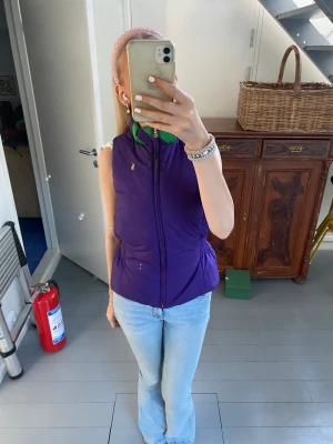 Ralph Lauren  - Säljer min fina Ralph Lauren väst som jag ärvt, den är mörk blå men kan även vändas ut och in och bli lila. Den är märkt på en lapp med personen som hade den innan mig namn men inget som inte går att klippa eller stryka över! Pris går att diskutera! 💞