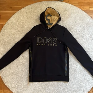 Hugo Boss Tröja - Säljer nu denna fina Hugo Boss tröja i storlek M pga att den inte kommer till mycket användning längre.  Köpte den för 2000kr på thernlunds och säljer för 1000, inga fel på den alls och den är som ny, inte mycket använd heller😆 Priset kan även diskuteras.