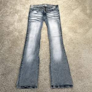 Jättecoola Lågmidjade bootcut jeans. Köpta secondhand, inga defekter förutom att några hål på bältet gått av men inget man tänker på. Midjemått: 78cm (har stretch och bälte) innerbenslängd: 83cm