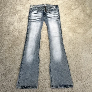 Lågmidjade bootcut jeans - Jättecoola Lågmidjade bootcut jeans. Köpta secondhand, inga defekter förutom att några hål på bältet gått av men inget man tänker på. Midjemått: 78cm (har stretch och bälte) innerbenslängd: 83cm