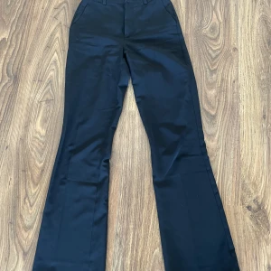 Svarta kostymbyxor  - Fina kostymbyxor med hög midja. Dessa kostym byxor är riktigt fina men tyvärr används de inget mer och därför säljs de😊