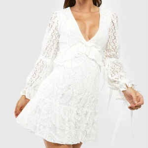 Vit klänning - Jättefin klänning från Boohoo i storlek 36. Oanvänd med prislapp kvar. Köptes för 630kr. Frakt ingår ej.