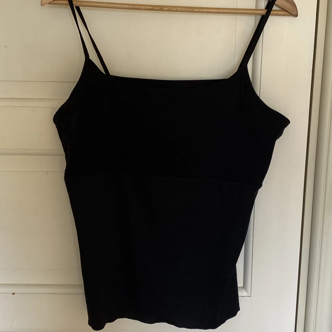 Svart linne med detalj