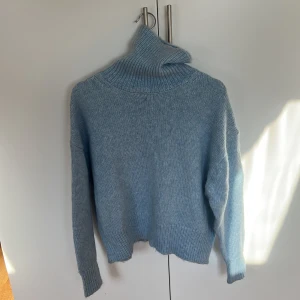 Stickad tröja - Stickad tröja med krage i bra skick i en ljusblå färg 
