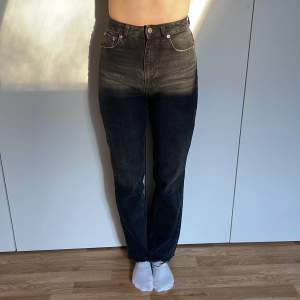 Svarta straight jeans. Väldigt bra skick! Modellen bär vanligtvis storlek 36 och är 168cm lång.