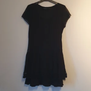 Klänning  - En söt klänning jag fick från min mormor som hon använde förr. Tyvärr är den förstor för mig. Många fina ditaljer 🤩