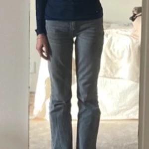 Jeans  - Snygga gråa bootcut jeans. Använda ganska mycket men i bra skick! Inga hål eller skador på de!!👍🏽 säljer för att de e lite för korta! ‼️de är i petite vilket betyder att de e i lite kortare än andra jeans i samma storlek‼️ sitter pricis under naveln.