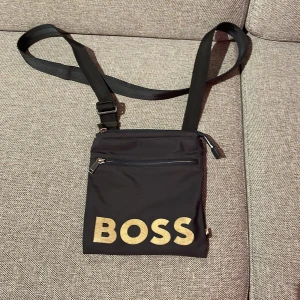 Hugo boss väska - Allt är fint och bra med den. Den är såklart äkta och är i väldigt bra skick
