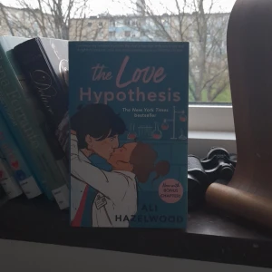 The love hypothesis - Säljer :The Love Hypothesis+Bonus chapter för 170 kr (orginal pris:230kr) verkligen orörd. Säljer pga att jag inte läser böcker som denna. Inget slitage, reunt ut åt sagt ny. Fick den idag 15 april. Frakt 10-20 kr beroende på vart du bor.