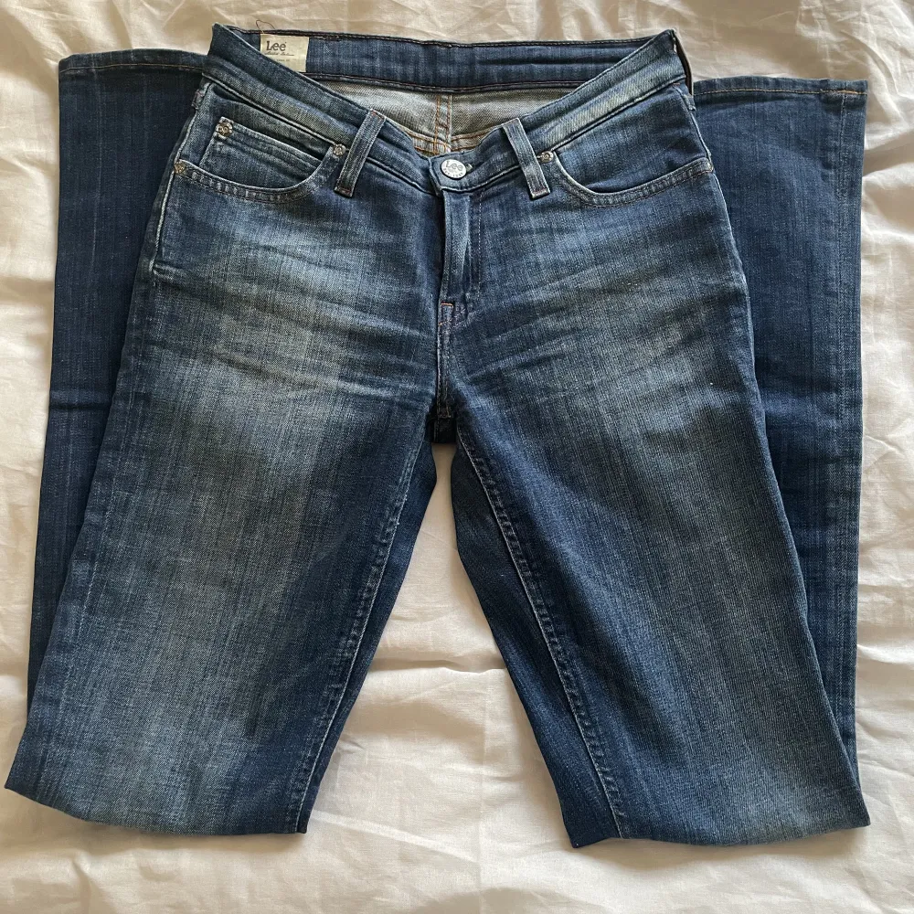 fina lågmidjade halv bootcut jeans från lee, köpte för länge sedan. fint skick, aldrig använda av mig😻 säljer då jag tycker dom är lite för slim för min del och för små. är förmodligen lite bootcut när dom passar, priset går att diskutera!!. Jeans & Byxor.