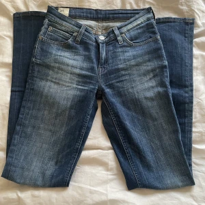 lågmidjade lee jeans - fina lågmidjade halv bootcut jeans från lee, köpte för länge sedan. fint skick, aldrig använda av mig😻 säljer då jag tycker dom är lite för slim för min del och för små. är förmodligen lite bootcut när dom passar, priset går att diskutera!!