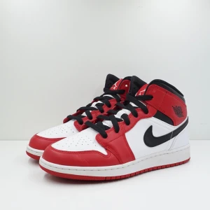 Jordans - Air Jordan 1 Mid ‘Chicago 2020’ Röda, svarta och vita skor, strl 43 Använt skick, skickar egna bilder vid intresse Strl 42 Nypris 3299kr, pris 500kr
