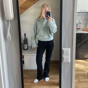 Stickad hoodie  - Säljer denna stickade hoodie i såå mjukt material den är endast använd en gång hemma.